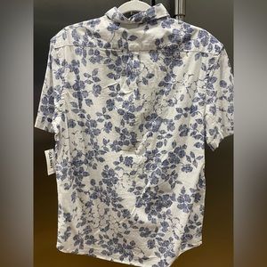 Old Navy men’s classic fit short sleeve button up. Medium.
